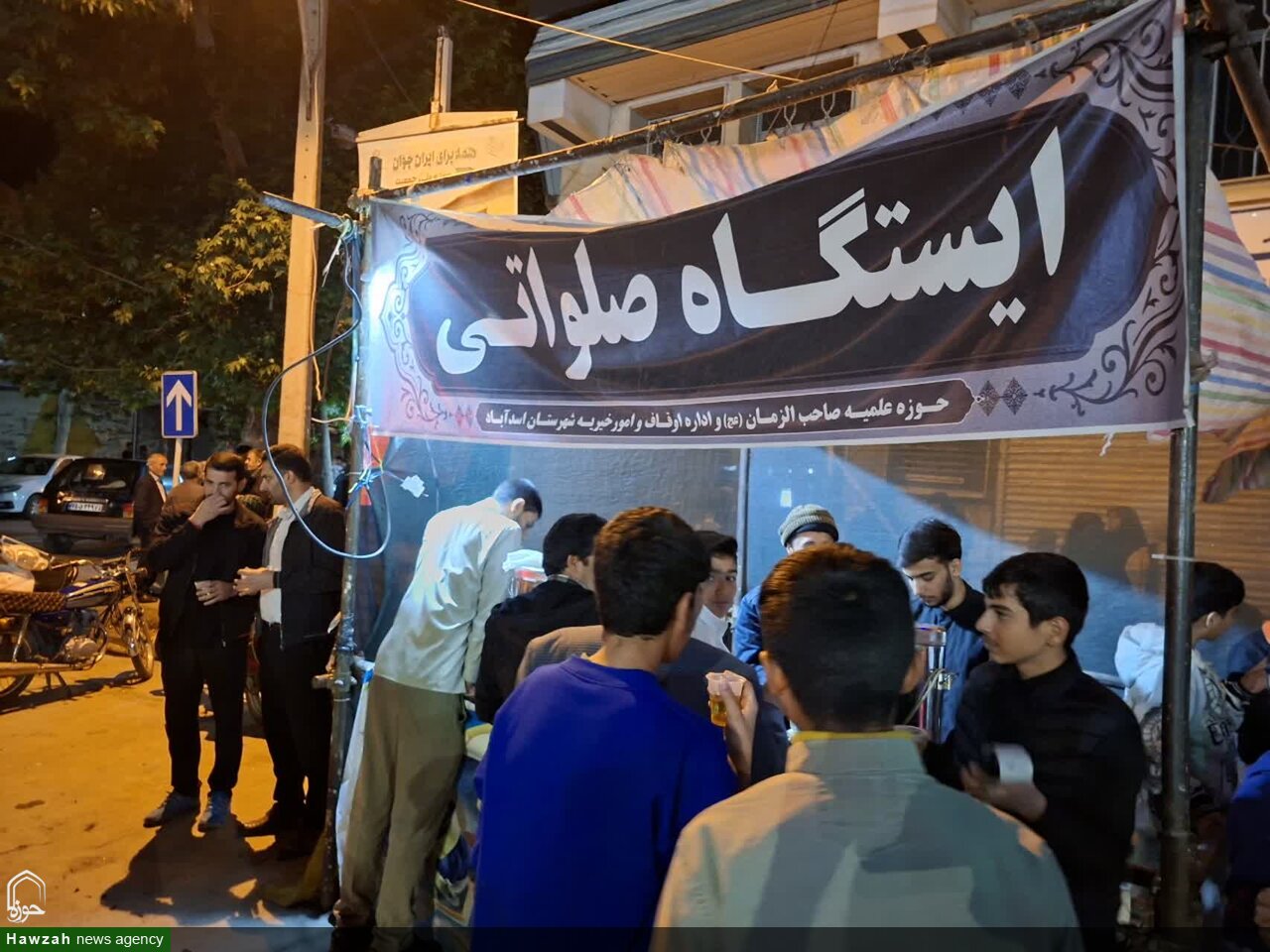تصاویر / استمرار خدمت رسانی طلاب مدرسه علمیه صاحب‌الزمان(عج) اسدآباد در شب های اقتدار