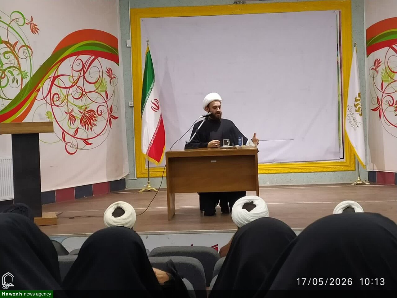 ائمه جماعات و مبلغان، راهبری فکری جامعه را بر عهده گیرند