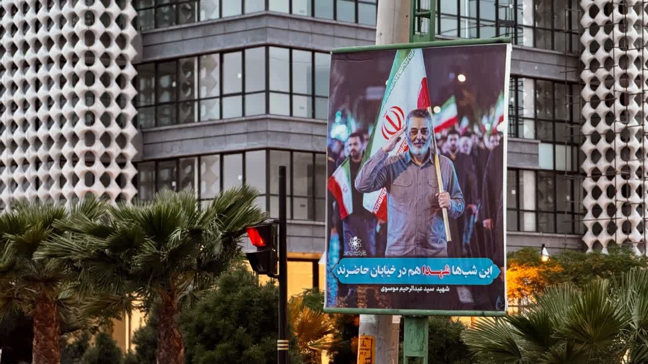 اکران تصاویر شهدای والامقام در سازه‌های تبلیغات محیطی کاشان+تصاویر