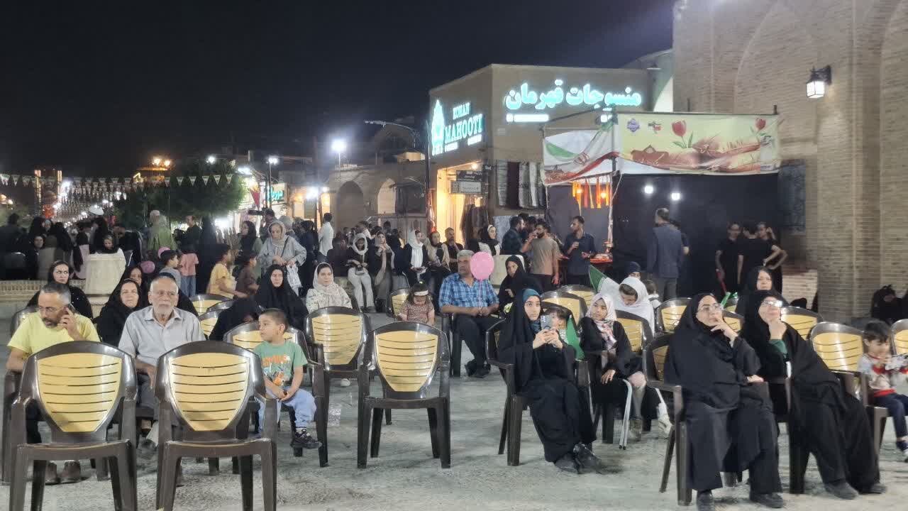 جلوه پویایی خانواده در صحن تاریخی مسجد جامع یزد+عکس