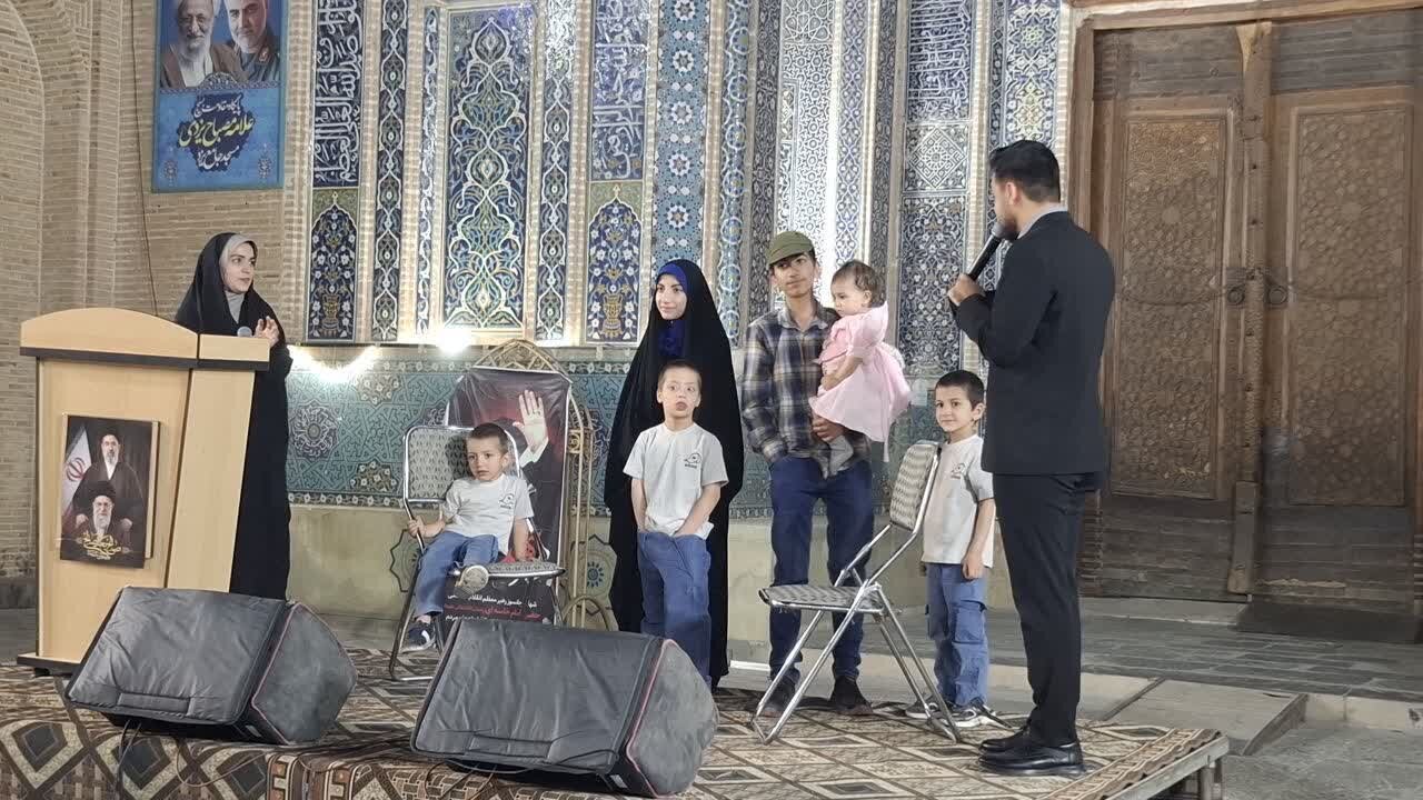 جلوه پویایی خانواده در صحن تاریخی مسجد جامع یزد+عکس