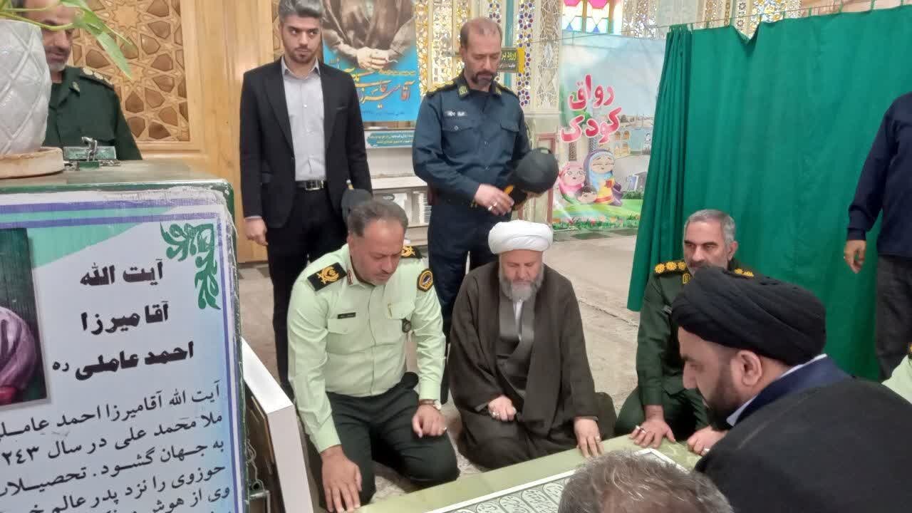 ادای احترام فرمانده انتظامی استان اصفهان به شهدای آران و بیدگل +تصاویر