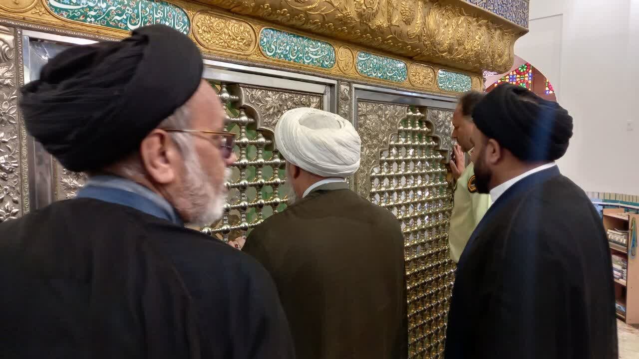 ادای احترام فرماندهی انتظامی استان اصفهان باشهدای آران وبیدگل +تصاویر