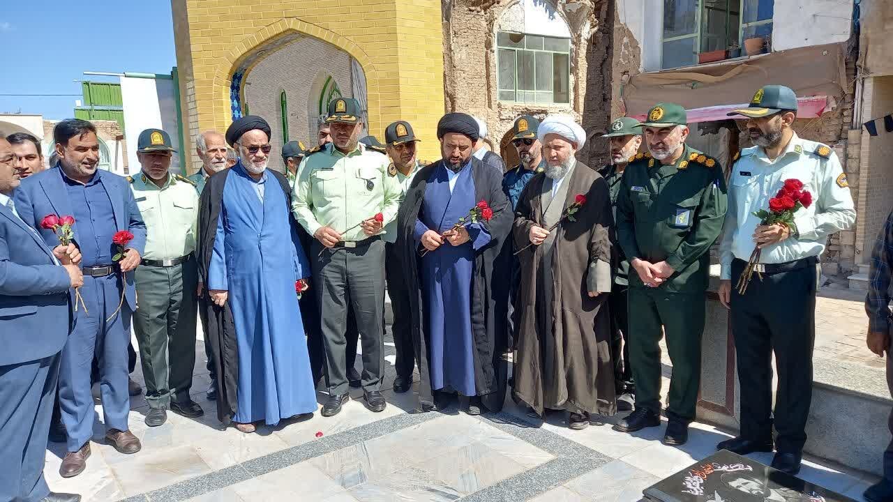 ادای احترام فرماندهی انتظامی استان اصفهان باشهدای آران وبیدگل +تصاویر