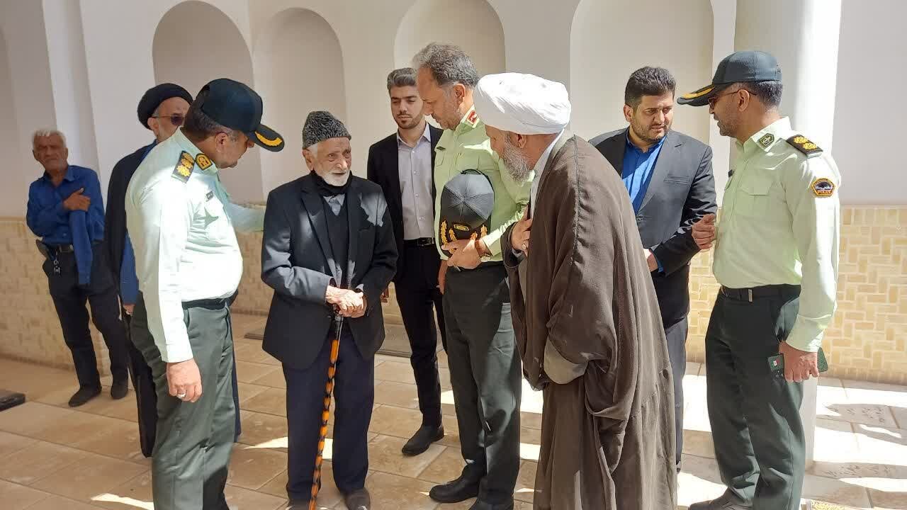 ادای احترام فرماندهی انتظامی استان اصفهان باشهدای آران وبیدگل +تصاویر
