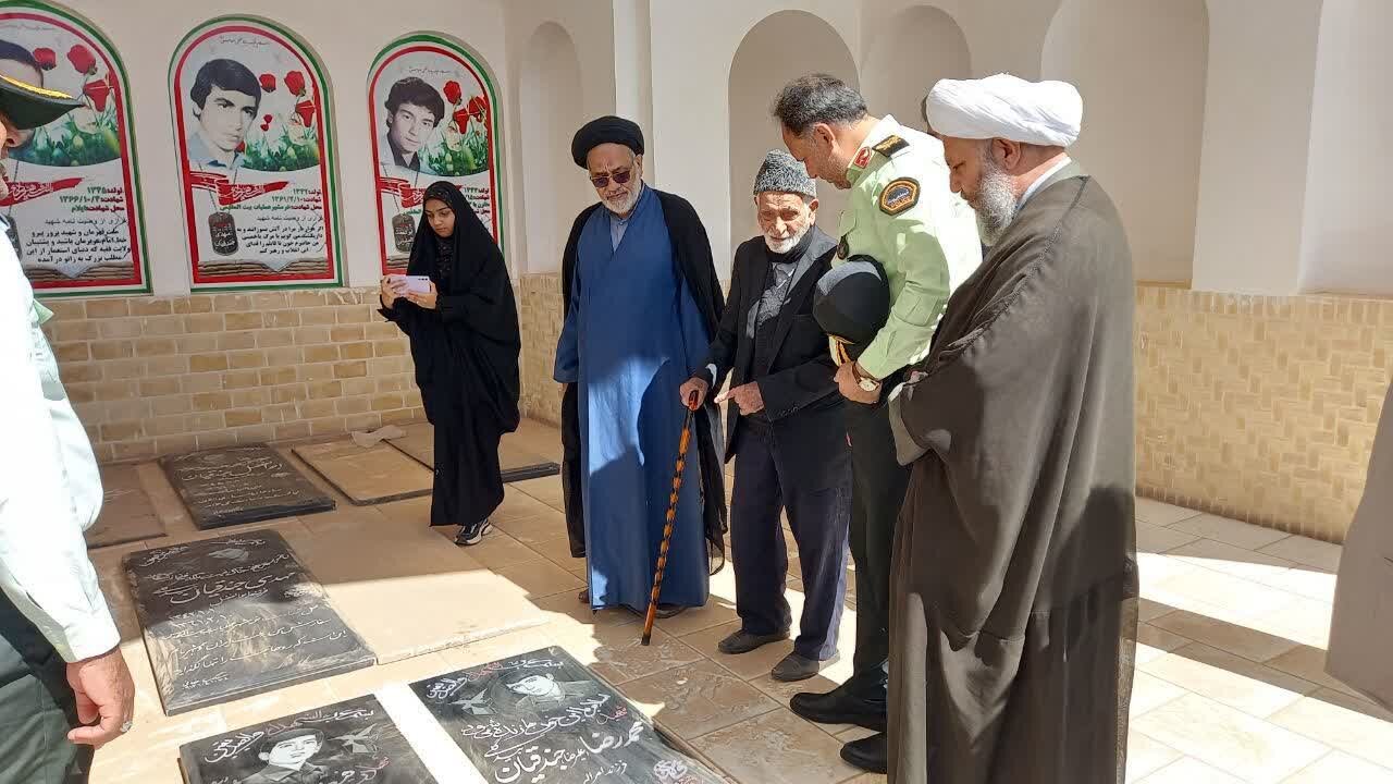 ادای احترام فرماندهی انتظامی استان اصفهان باشهدای آران وبیدگل +تصاویر