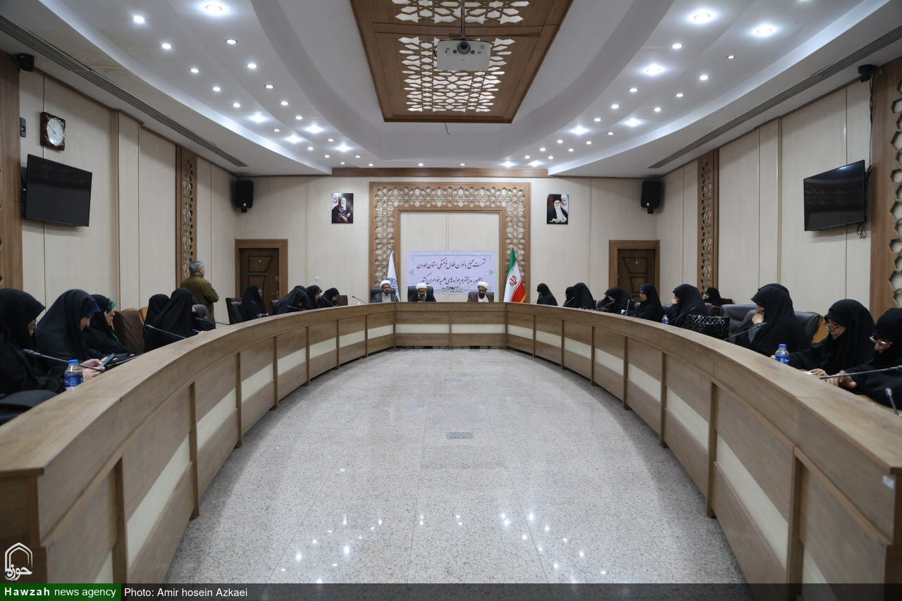 تصاویر / نشست مجمع بانوان فعال فرهنگی استان همدان با مدیر حوزه‌های علمیه خواهران کشور