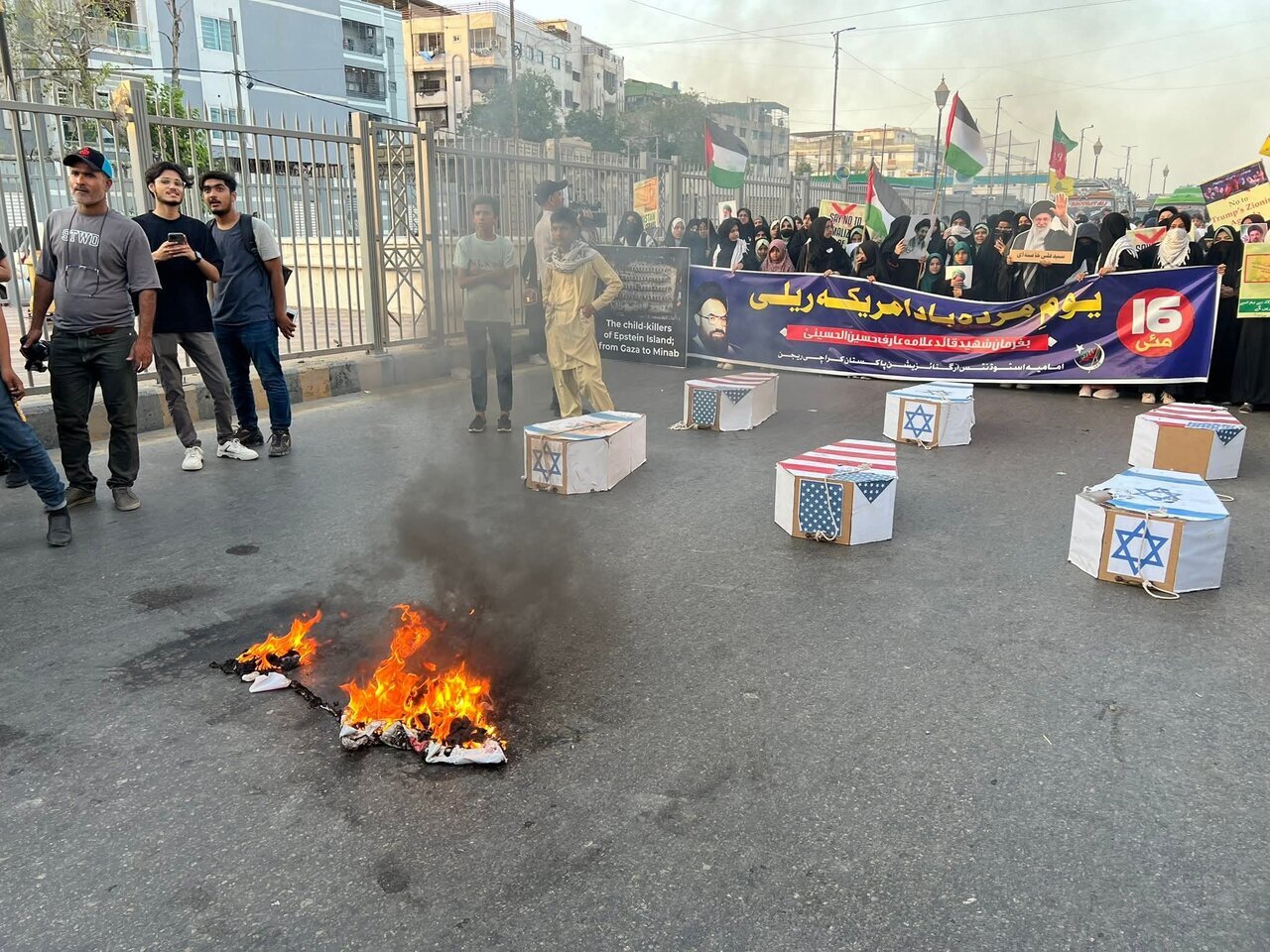 Grande marche « Mort à l’Amérique » à Karachi (Pakistan) + vidéo