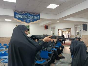 تصاویر/ کلاس آموزش اسلحه در مدرسه علمیه الزهرا (س) ارومیه