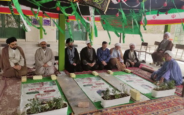 تصاویر/ ادای احترام کارکنان مدرسه علمیه آیت‌الله مدنی کاشانی(ره) به مقام شهدای جنگ تحمیلی سوم در یزدل