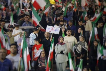 فیلم| طنین شعار پای وطن ی رنگیم با پرچمِ سه رنگیم در اهواز