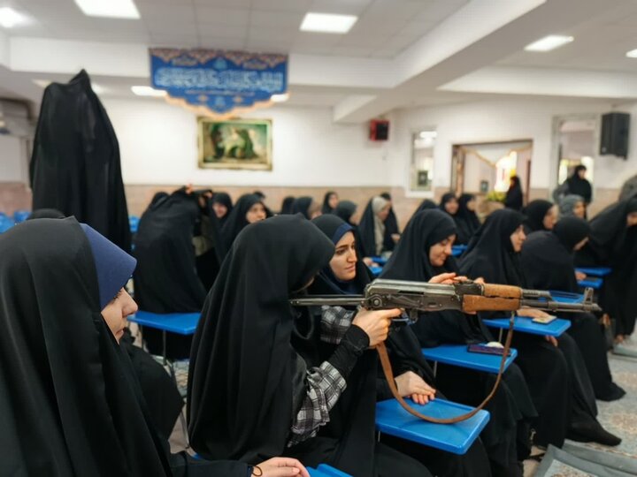 تصاویر/ کلاس آموزش اسلحه در مدرسه علمیه الزهرا (س) ارومیه