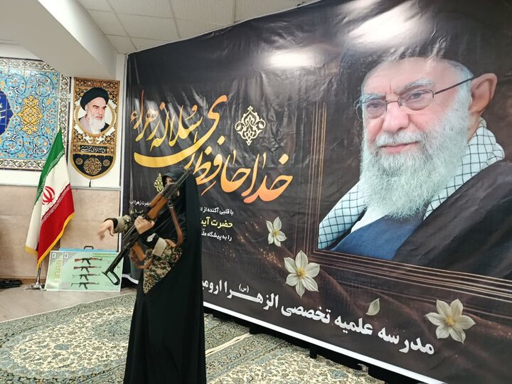 تصاویر/ کلاس آموزش اسلحه در مدرسه علمیه الزهرا (س) ارومیه