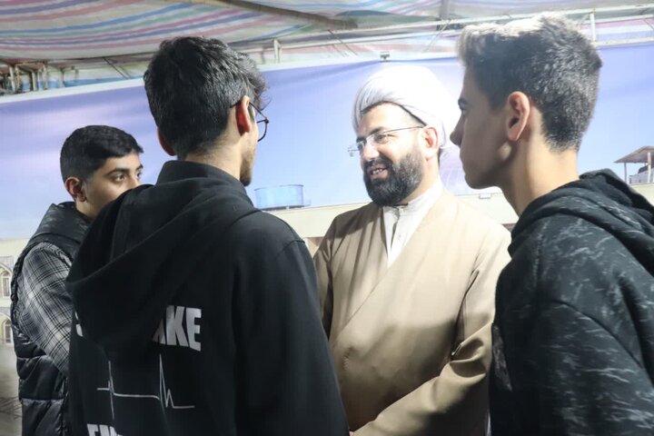تصاویر/ فعالیت قرارگاه خدمت رسانی مدرسه علمیه قرآنی قائد شهید امام خامنه‌ای ارومیه