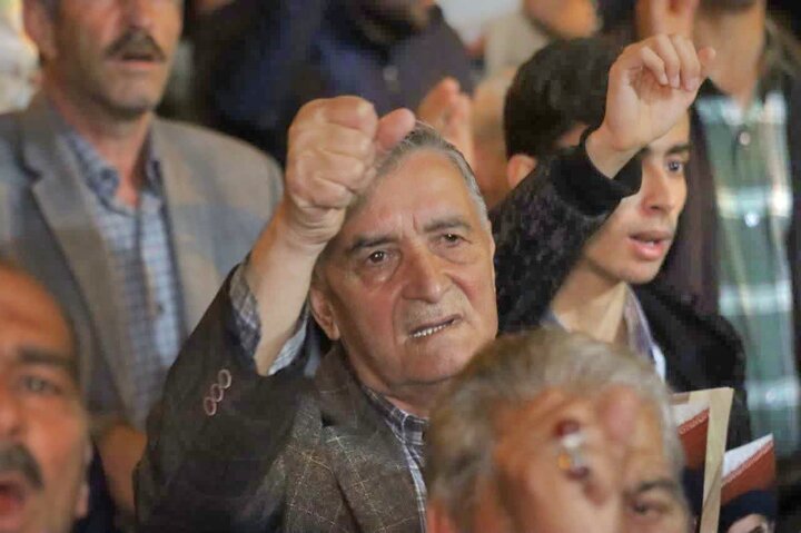 تصاویر/ حضور حماسی مردم روستای بدل‌آباد خوی در تجمع حمایت از وطن و بیعت با رهبر انقلاب