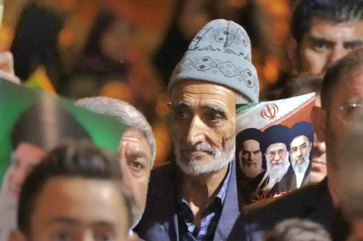 تصاویر/ حضور حماسی مردم روستای بدل‌آباد خوی در تجمع حمایت از وطن و بیعت با رهبر انقلاب