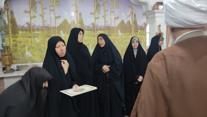 تصاویر/ دیدار کارکنان مدرسه علمیه آیت‌الله مدنی کاشانی(ره) با سه خانواده شهید جنگ تحمیلی سوم