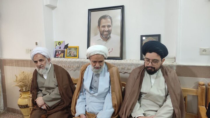 تصاویر/ دیدار کارکنان مدرسه علمیه آیت‌الله مدنی کاشانی(ره) با سه خانواده شهید جنگ تحمیلی سوم