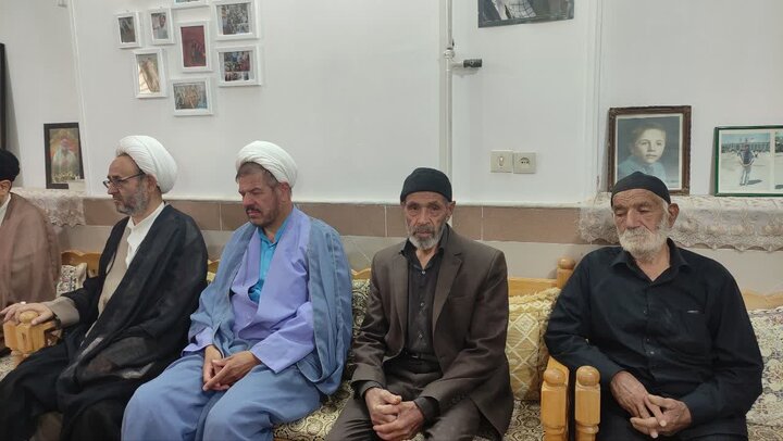 تصاویر/ دیدار کارکنان مدرسه علمیه آیت‌الله مدنی کاشانی(ره) با سه خانواده شهید جنگ تحمیلی سوم