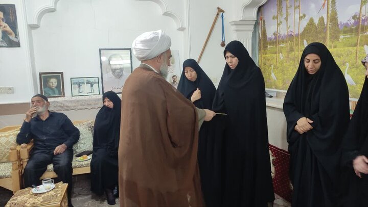 تصاویر/ دیدار کارکنان مدرسه علمیه آیت‌الله مدنی کاشانی(ره) با سه خانواده شهید جنگ تحمیلی سوم