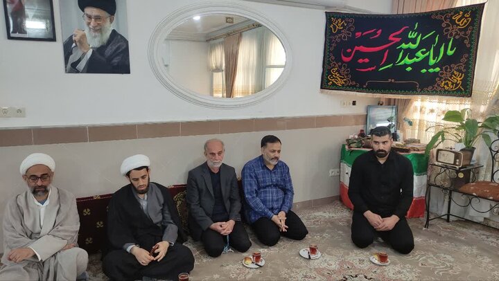 تصاویر/ دیدار کارکنان مدرسه علمیه آیت‌الله مدنی کاشانی(ره) با سه خانواده شهید جنگ تحمیلی سوم