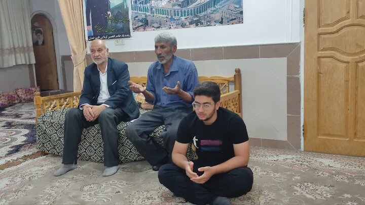 تصاویر/ دیدار کارکنان مدرسه علمیه آیت‌الله مدنی کاشانی(ره) با سه خانواده شهید جنگ تحمیلی سوم