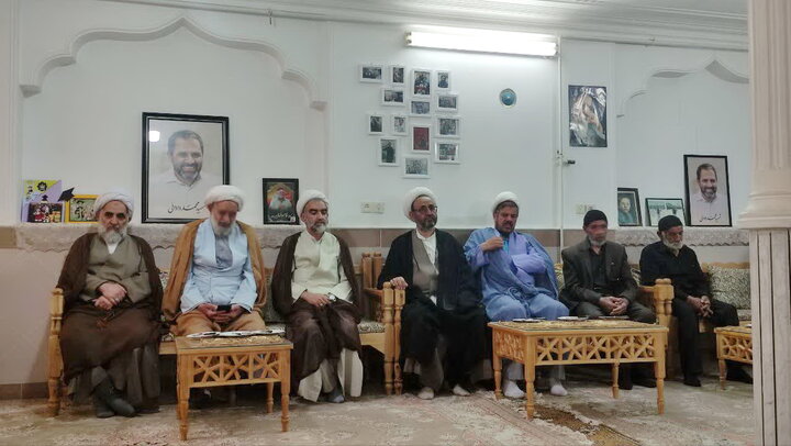 تصاویر/ دیدار کارکنان مدرسه علمیه آیت‌الله مدنی کاشانی(ره) با سه خانواده شهید جنگ تحمیلی سوم