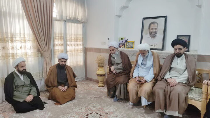تصاویر/ دیدار کارکنان مدرسه علمیه آیت‌الله مدنی کاشانی(ره) با سه خانواده شهید جنگ تحمیلی سوم