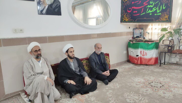 تصاویر/ دیدار کارکنان مدرسه علمیه آیت‌الله مدنی کاشانی(ره) با سه خانواده شهید جنگ تحمیلی سوم