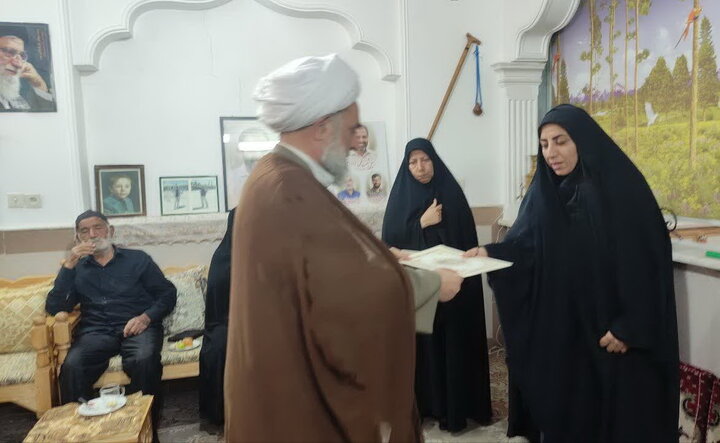 تصاویر/ دیدار کارکنان مدرسه علمیه آیت‌الله مدنی کاشانی(ره) با سه خانواده شهید جنگ تحمیلی سوم