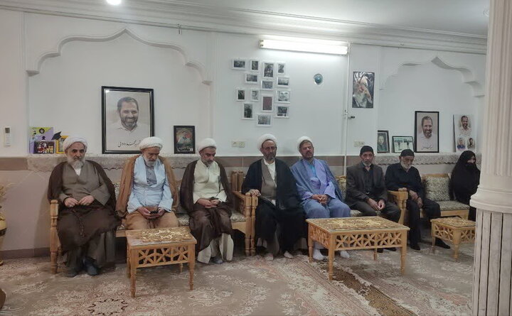 تصاویر/ دیدار کارکنان مدرسه علمیه آیت‌الله مدنی کاشانی(ره) با سه خانواده شهید جنگ تحمیلی سوم