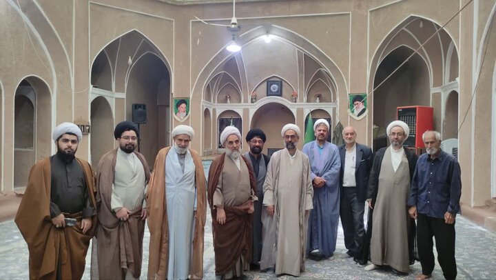 تصاویر/ ادای احترام کارکنان مدرسه علمیه آیت‌الله مدنی کاشانی(ره) به مقام شهدای جنگ تحمیلی سوم