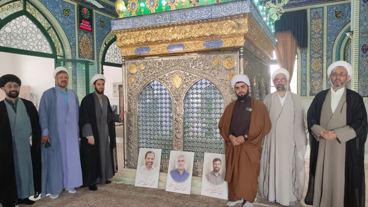 تصاویر/ ادای احترام کارکنان مدرسه علمیه آیت‌الله مدنی کاشانی(ره) به مقام شهدای جنگ تحمیلی سوم