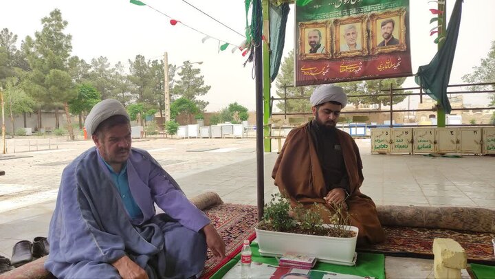تصاویر/ ادای احترام کارکنان مدرسه علمیه آیت‌الله مدنی کاشانی(ره) به مقام شهدای جنگ تحمیلی سوم