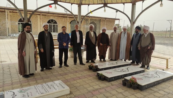 تصاویر/ ادای احترام کارکنان مدرسه علمیه آیت‌الله مدنی کاشانی(ره) به مقام شهدای جنگ تحمیلی سوم