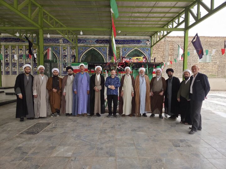 تصاویر/ ادای احترام کارکنان مدرسه علمیه آیت‌الله مدنی کاشانی(ره) به مقام شهدای جنگ تحمیلی سوم