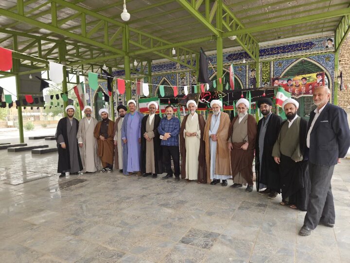 تصاویر/ ادای احترام کارکنان مدرسه علمیه آیت‌الله مدنی کاشانی(ره) به مقام شهدای جنگ تحمیلی سوم
