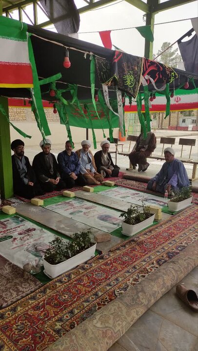 تصاویر/ ادای احترام کارکنان مدرسه علمیه آیت‌الله مدنی کاشانی(ره) به مقام شهدای جنگ تحمیلی سوم