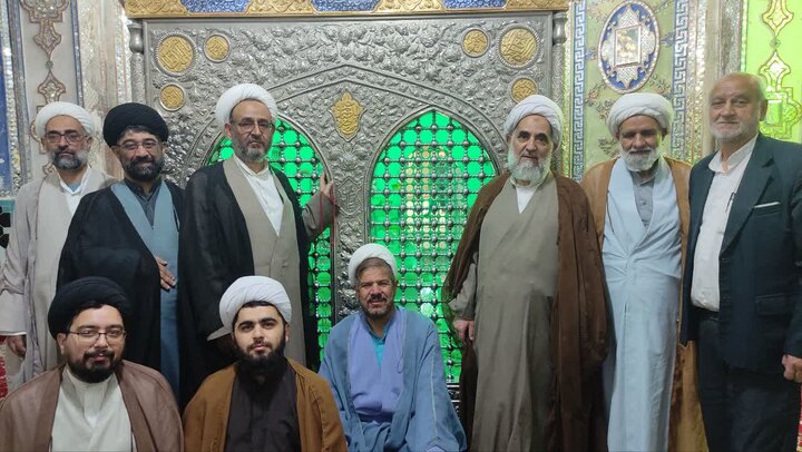 تصاویر/ ادای احترام کارکنان مدرسه علمیه آیت‌الله مدنی کاشانی(ره) به مقام شهدای جنگ تحمیلی سوم