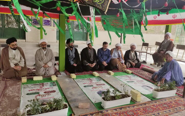 تصاویر/ ادای احترام کارکنان مدرسه علمیه آیت‌الله مدنی کاشانی(ره) به مقام شهدای جنگ تحمیلی سوم