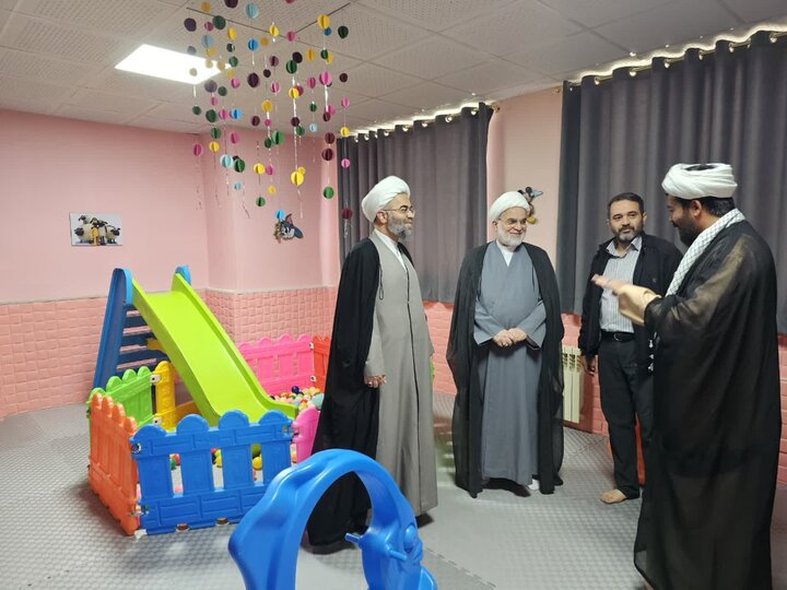 تصاویر/جلسه هیأت امنای مدرسه علمیه خواهران فاطمه(س)  سقز با حضور نماینده ولی‌فقیه در کردستان
