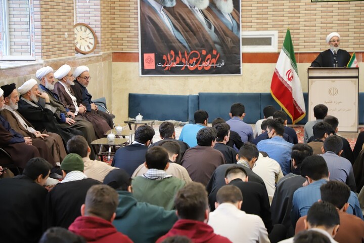 تصاویر/ برگزاری مراسم سالگرد شهدای خدمت در مدرسه علمیه امیرالمؤمنین علی(علیه‌السلام) تبریز