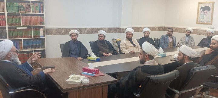 تصاویر/دیدار صمیمی جمعی از کنش‌گران بین‌الملل حوزه علمیه خوزستان با عضو مجلس خبرگان رهبری