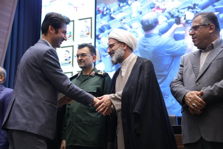 تصاویر/ تجلیل نماینده ولی‌فقیه در استان سمنان از فعالان و پیشکسوتان عرصه روابط‌عمومی و ارتباطات استان سمنان