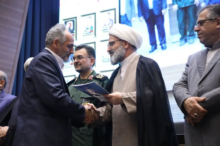 تصاویر/ تجلیل نماینده ولی‌فقیه در استان سمنان از فعالان و پیشکسوتان عرصه روابط‌عمومی و ارتباطات استان سمنان