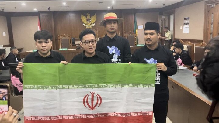 Raia wa Indonesia wainu bendera mahakamani kuonesha jinsi wanyoiunga mkono Iran