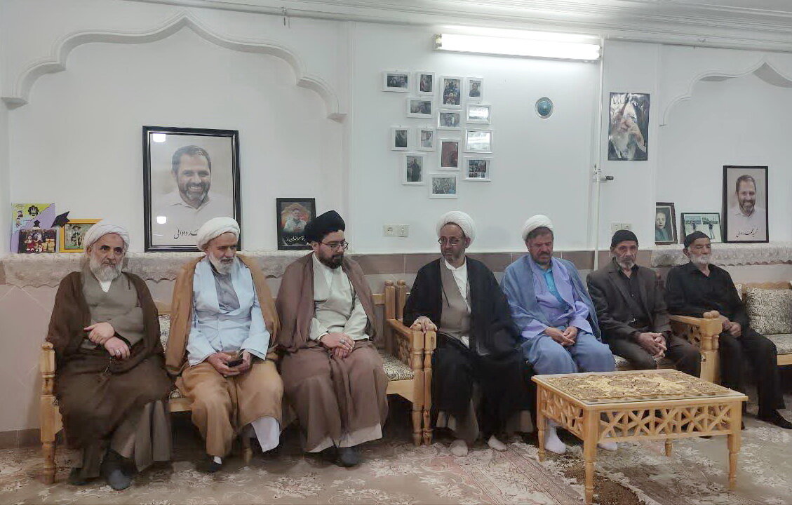 تصاویر/ دیدار کارکنان مدرسه علمیه آیت‌الله مدنی کاشانی(ره) با خانواده‌های شهدای جنگ تحمیلی سوم