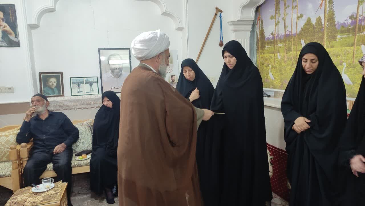 دیدار کارکنان مدرسه علمیه آیت‌الله مدنی کاشانی(ره) با خانواده‌های شهدای جنگ تحمیلی سوم در روستای یزدل