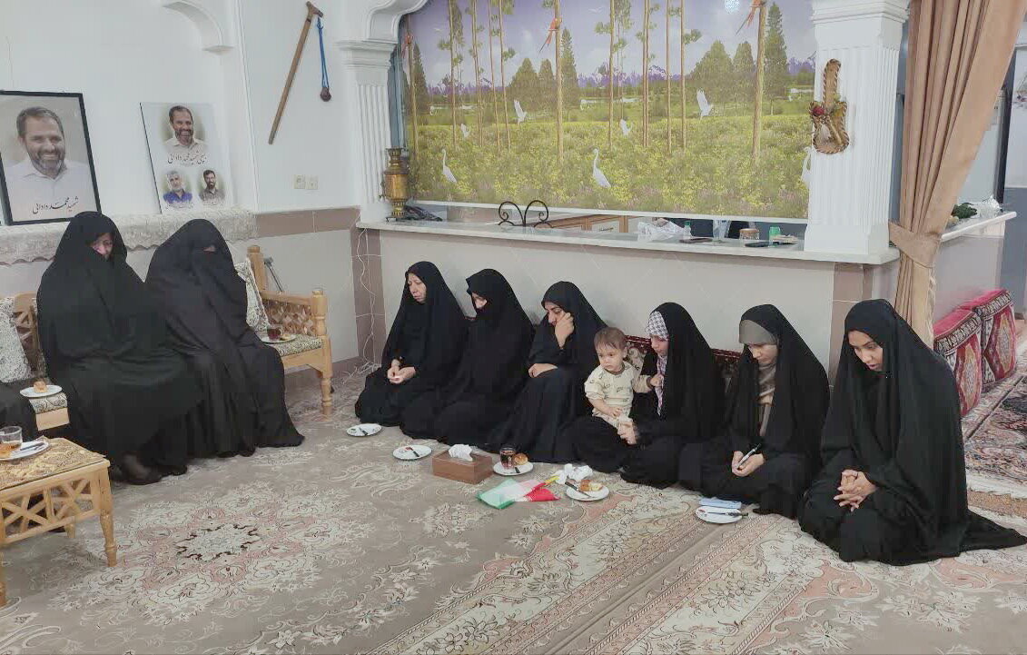 دیدار کارکنان مدرسه علمیه آیت‌الله مدنی کاشانی(ره) با خانواده‌های شهدای جنگ تحمیلی سوم در روستای یزدل
