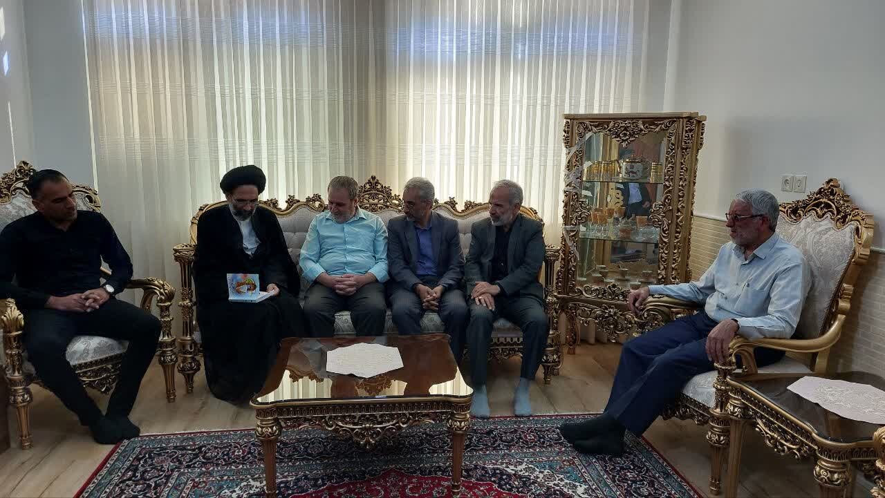 دیدار نماینده ولی فقیه در کاشان با تعدادی از خانواده شهدا و جانبازان+تصاویر